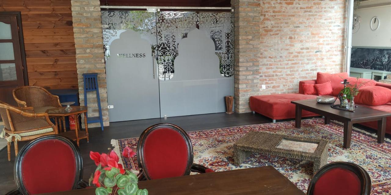 Guest House Romantika Panzio Gyula Exterior photo