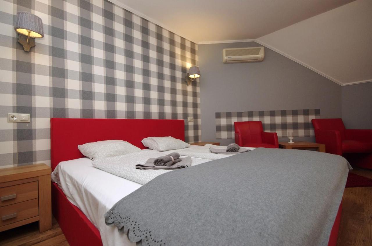 Guest House Romantika Panzio Gyula Exterior photo