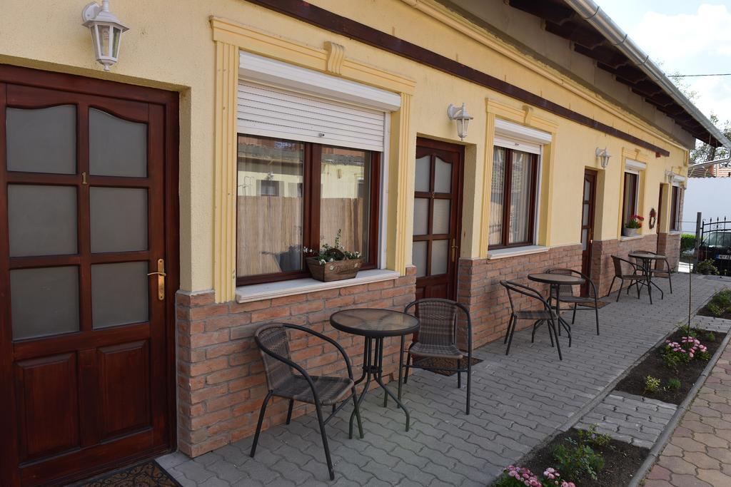Guest House Romantika Panzio Gyula Exterior photo