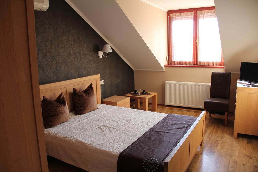 Guest House Romantika Panzio Gyula Exterior photo