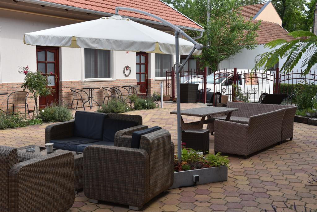 Guest House Romantika Panzio Gyula Exterior photo