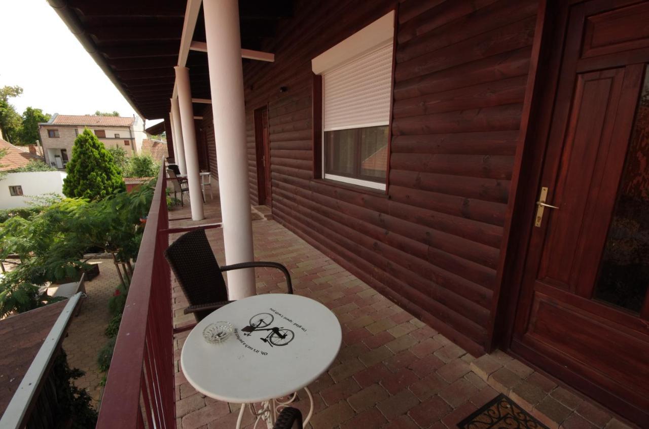 Guest House Romantika Panzio Gyula Exterior photo
