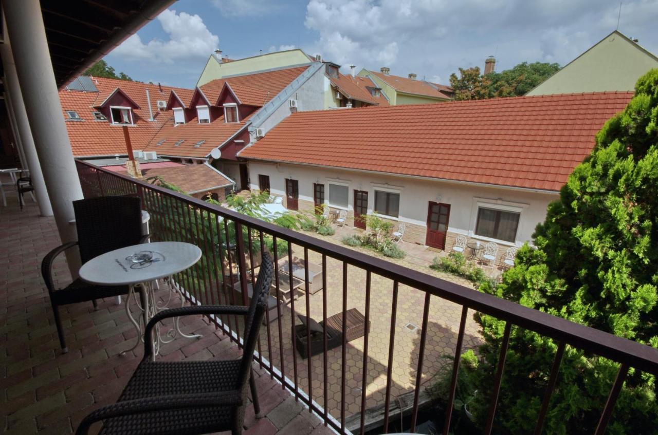 Guest House Romantika Panzio Gyula Exterior photo